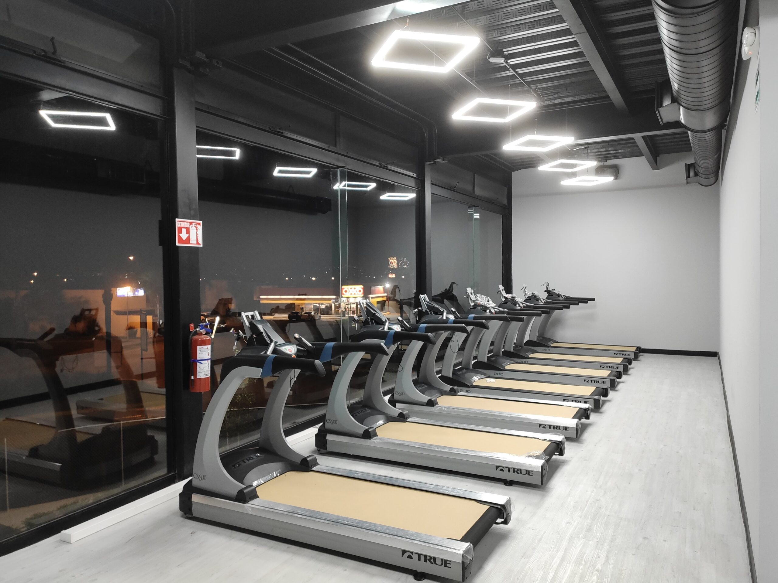 Área de entrenamiento del gimnasio Real Fitness Zapopan climatizada por Ingeniería RIE