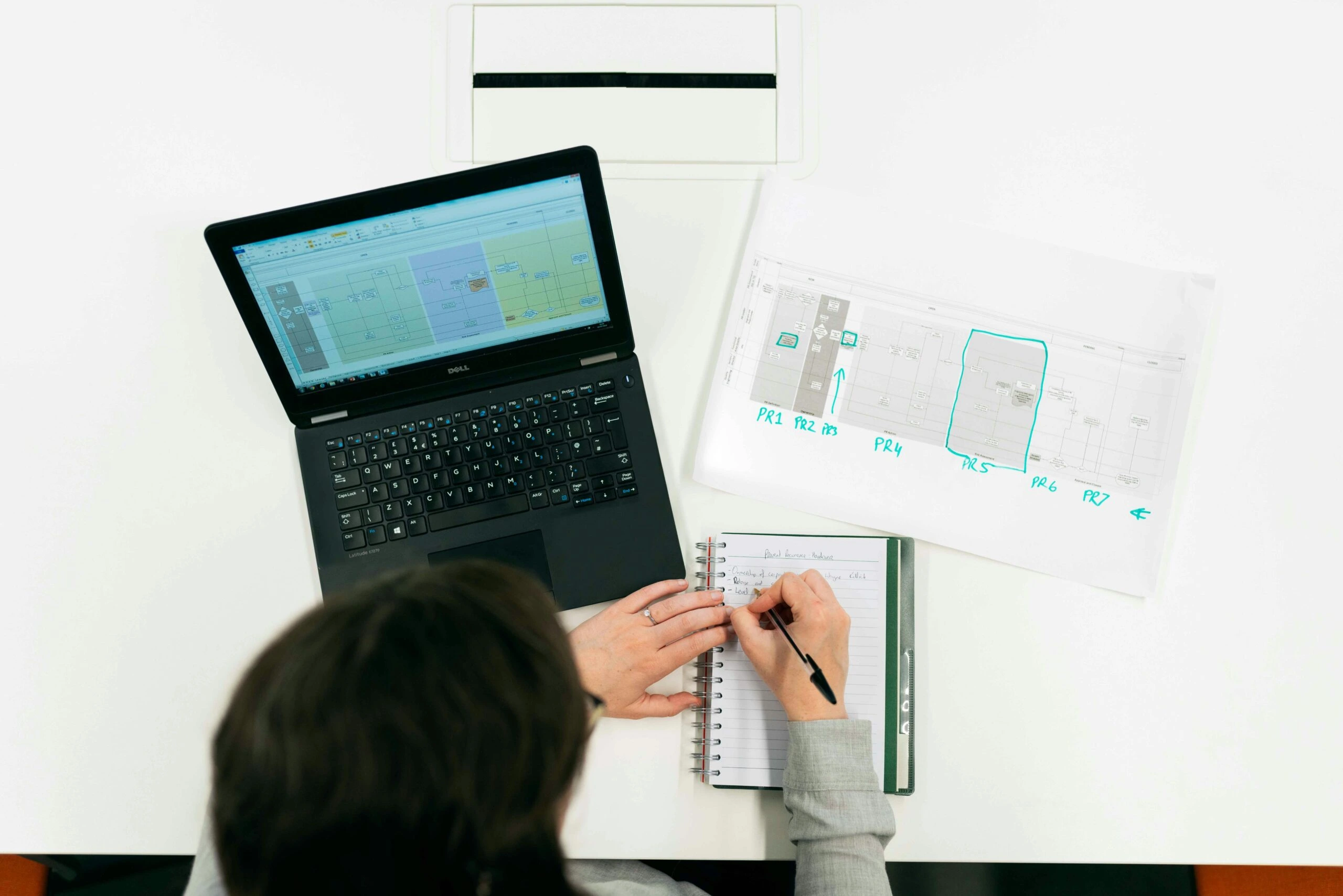 Ingeniera revisando planos y documentos para iniciar un trámite ante CFE