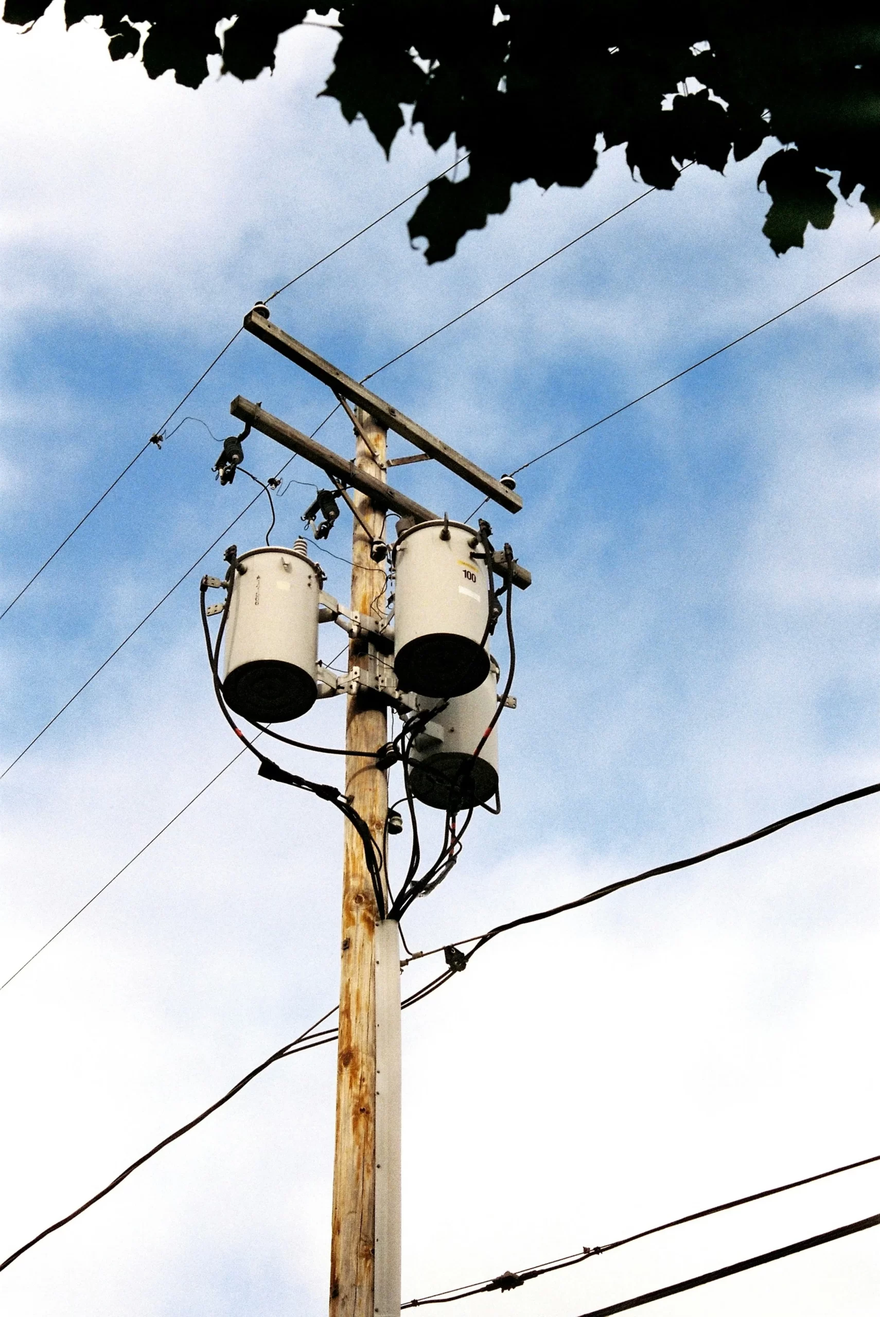 Subestación eléctrica tipo compacta instalada en un predio industrial en Zapopan