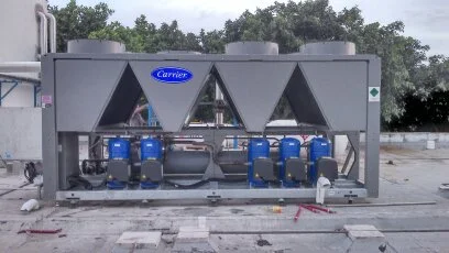 Chillers enfriados por aire instalados en la azotea de un edificio en Guadalajara