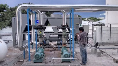 Bombas y tubería de un sistema de agua helada en cuarto de máquinas