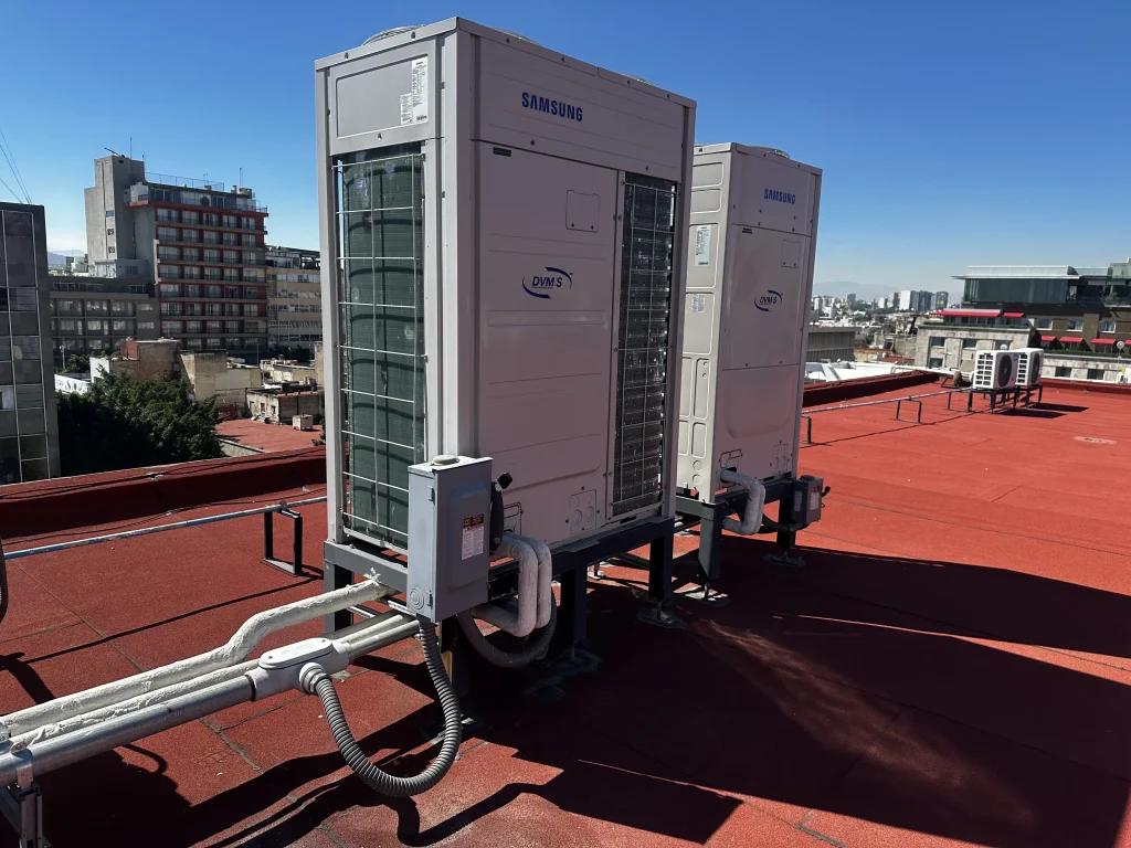 Unidades condensadoras de aire acondicionado instaladas en azotea